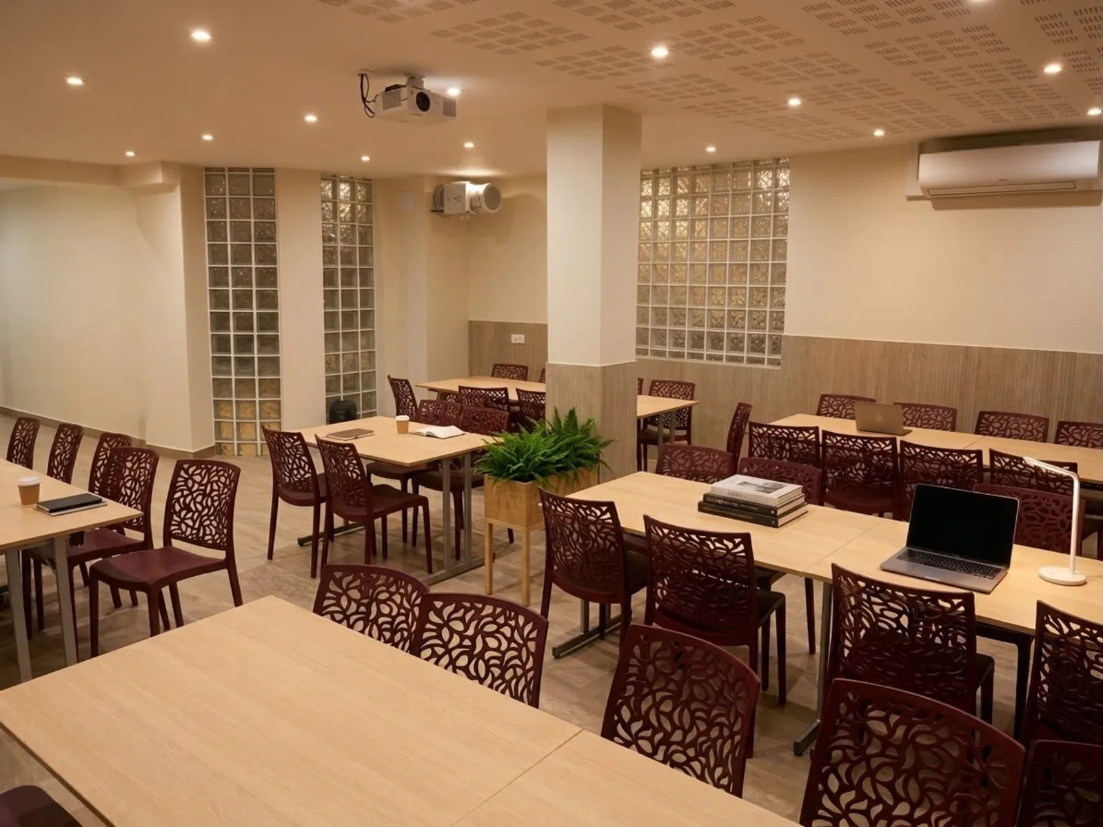 Grande salle de travail Assia, équipée d'un vidéoprojecteur