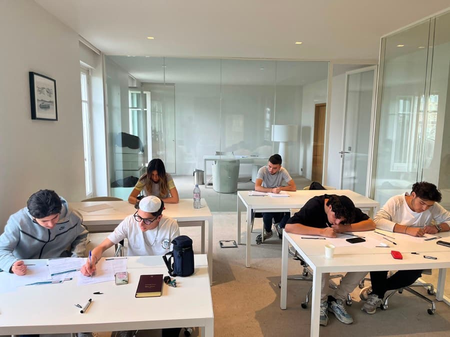 Une salle de stage intensif, chaque élève à son poste de travail